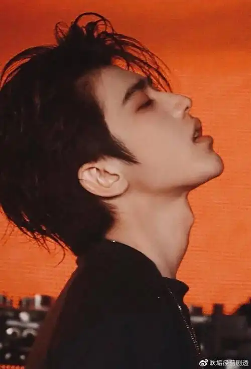 在线围观男明星迷人喉结他们喉结怎么动我的心就怎么跳