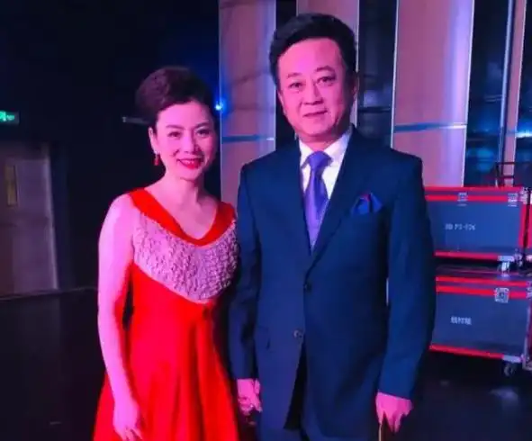 朱军近况引争议,身材发福大肚子格外明显,脖子胖到看不见