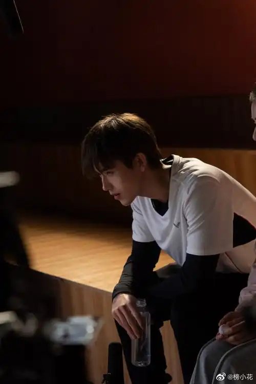 陈飞宇李峋片场九宫格剧照