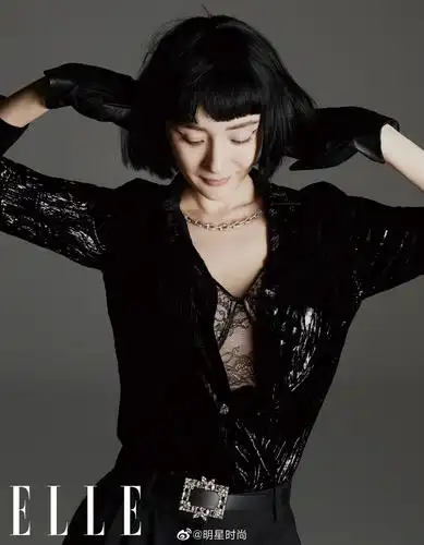 杨幂登上《elle》6月刊,短发造型又飒又俏皮