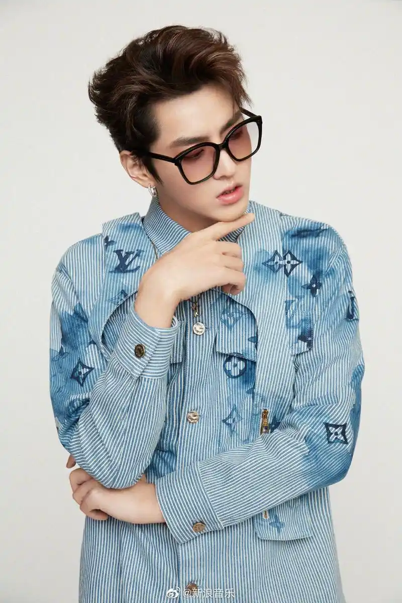 吴亦凡解锁全新水墨牛仔大片 清爽帅气又不失肆意张扬