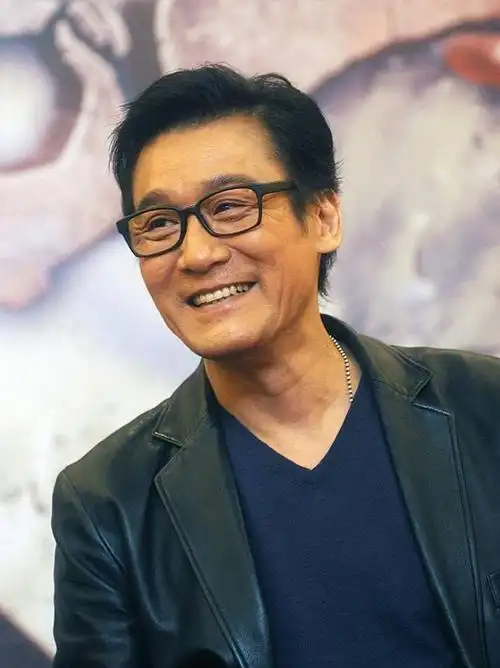 梁家辉录制综艺情绪失控,哽咽鞠躬道歉,女儿心疼落泪!