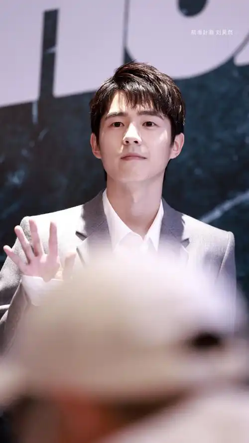 刘昊然超话#刘昊然平原上的摩西#20210708 刘昊然 lv红毯 sh披星戴月