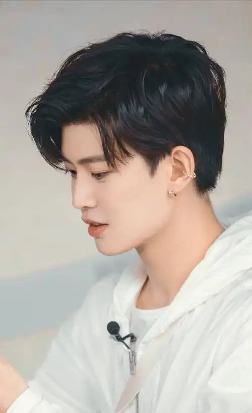 任嘉伦暮色心约背头造型##任嘉伦暮色心约大背头路透图