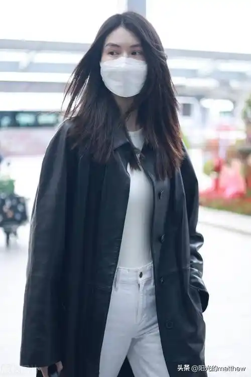 2023年3月3日,上海,何穗机场出发.穿纯色大衣时尚洋气.