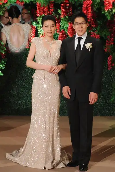 郭晶晶婚礼礼服:低胸 露背 不失典雅高贵(图)