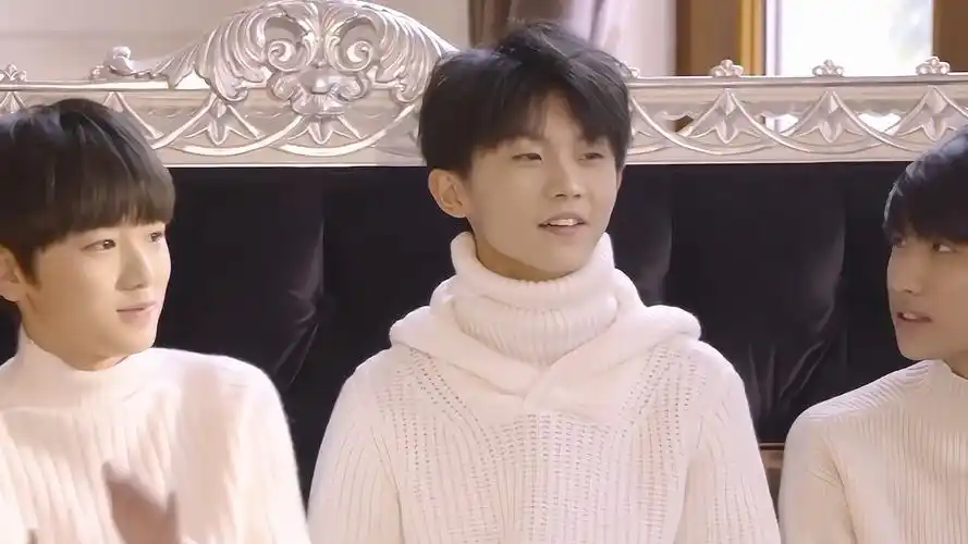 【马嘉祺】小小年纪就撩衣服露腹肌!现在怎么不漏了!哭哭