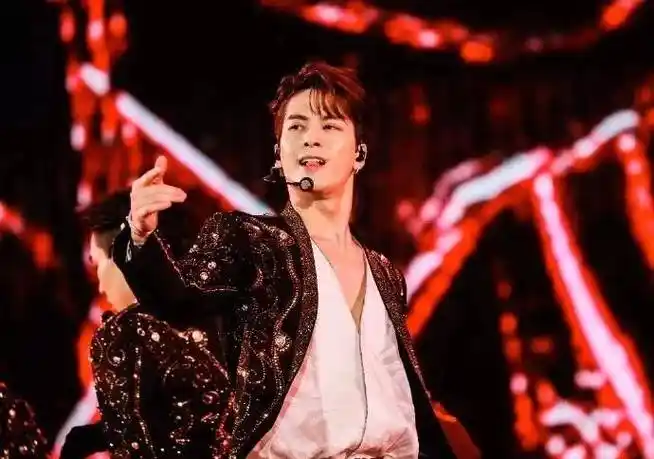 王嘉尔:当着国外人的面,带着中国练习生唱起了气质磅礴的国歌!