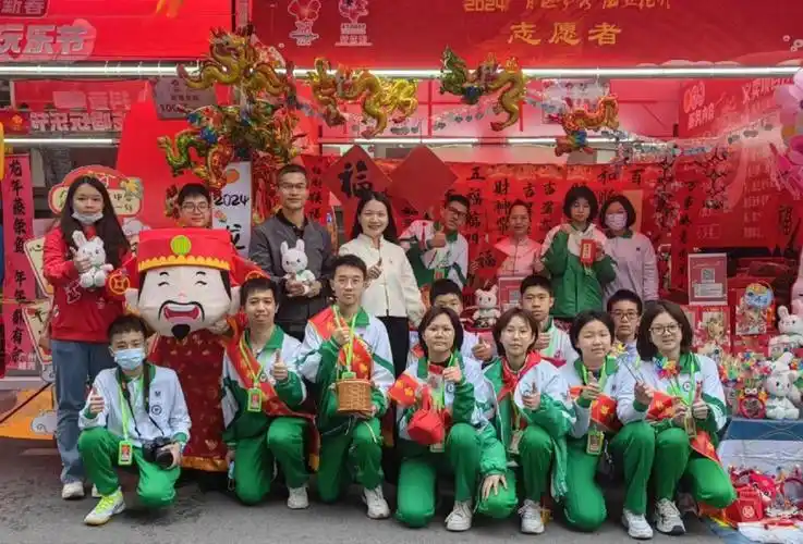 行花街啦越秀学子化身摊主喜迎龙年向爱出发