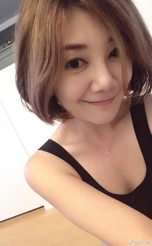 辣妈梁静茹素颜自拍清凉出镜 上围丰满皮肤状态好