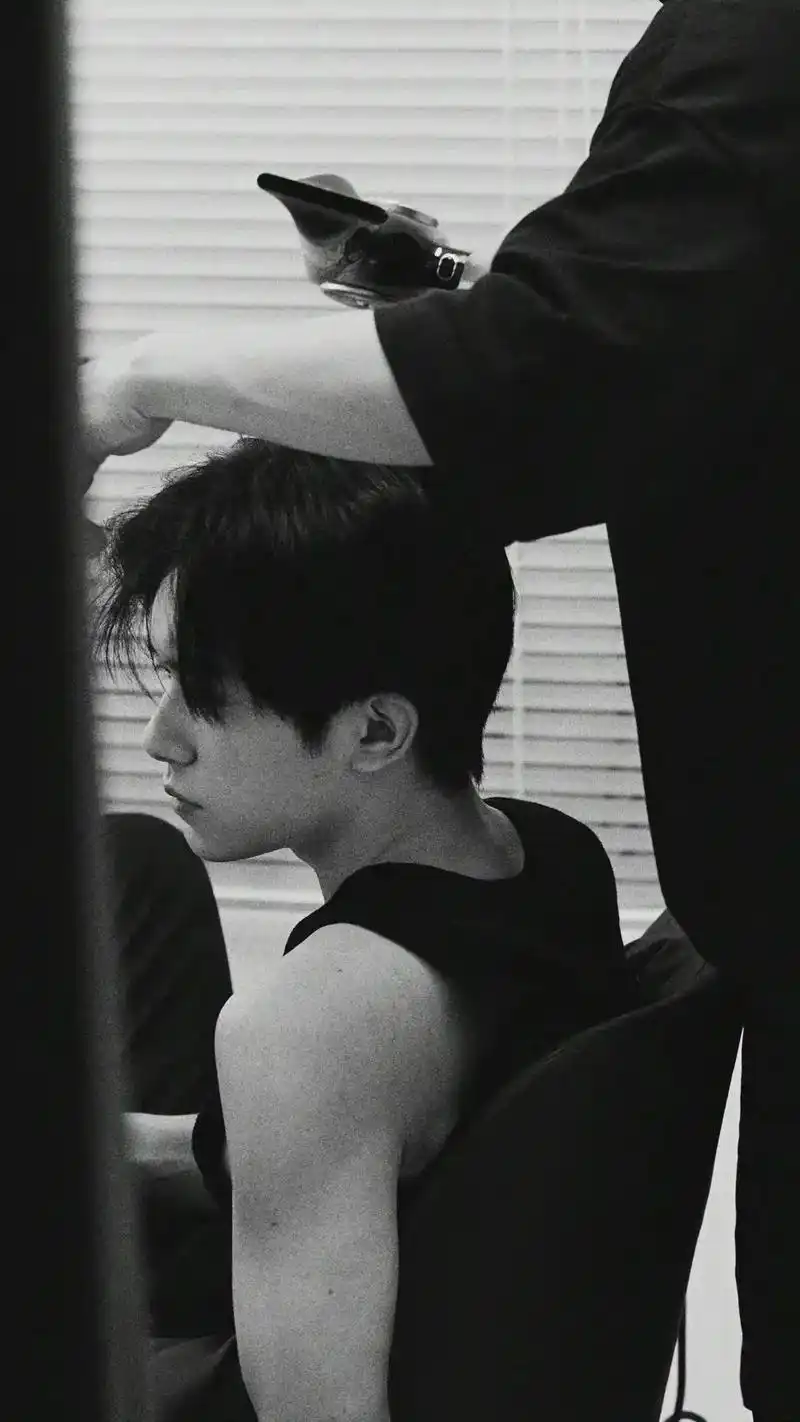 易烊千玺 #上门美甲师 #蓝不住我吧 # - 抖音