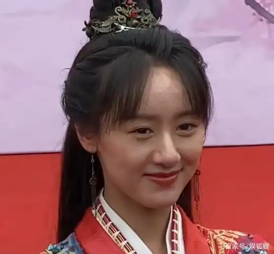 路透就是照妖镜,离开美颜滤镜,袁冰妍的肤色和脸上痘痘一览无余