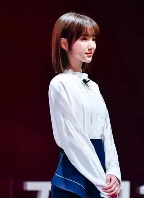 被毛晓彤惊艳到了!衬衫 包臀裙变身女总裁,霸气侧漏!