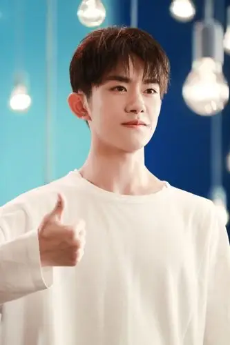 易烊千玺穿白衣眉目清朗 少年神情坚定展青春风貌