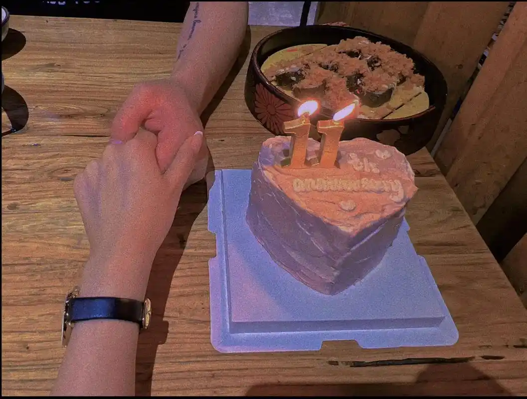 在普通的周六晚上  化了淡妆  吃了蛋糕  拍了美美哒照片  - 抖音