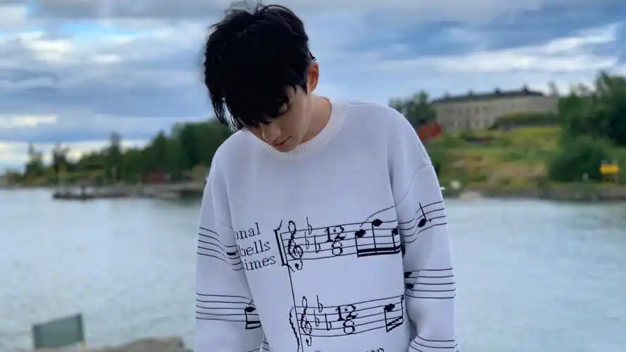 朱一龙干净清爽写真