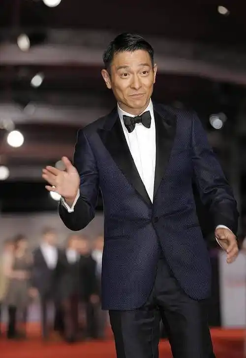 1993年,刘德华因严重口误下跪道歉,放到现在估计已被说退圈?