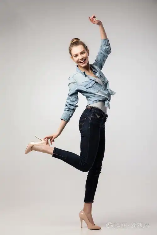 小女孩学生微笑着用一条腿和手上