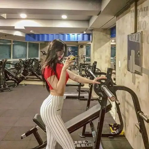 韩国版健身女教练长相甜美d罩杯迷人腹肌小括号蜜桃臀