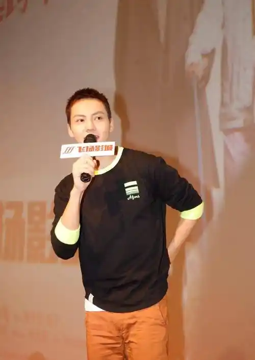 平头的陈伟霆实在是太帅气了,身穿一件黑色的长袖上衣搭配一条橘色的