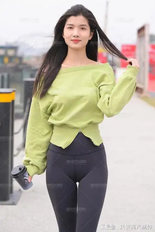 穿黑色紧身裤的长发小姐姐