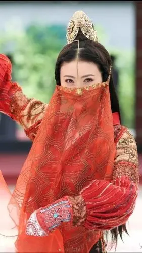 红衣戴着红色面纱在打斗过程中被拍下看着既有男子的英气又有女子的