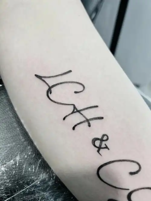 做出笔触的字母纹身