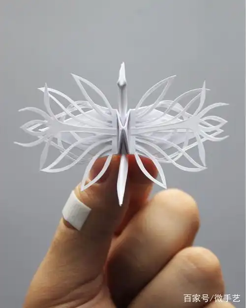 这些是他部分千纸鹤作品, 一些灵感来自希腊神话和日本民间传说