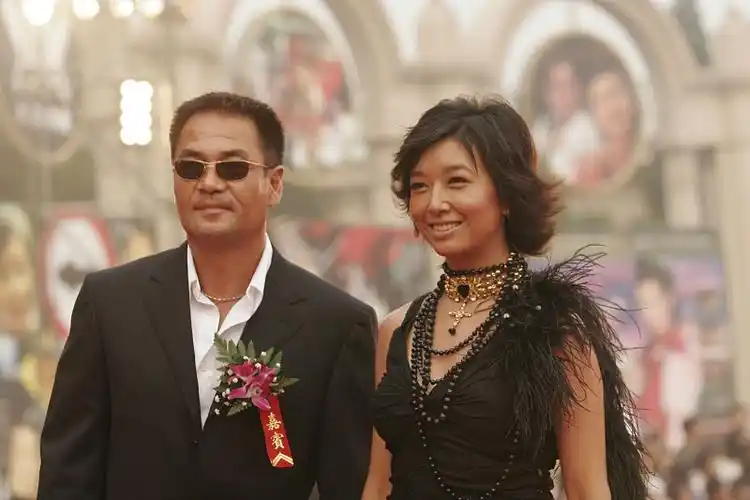 江珊年过半百魅力不减感情经历一波三折如今收获小15岁男友