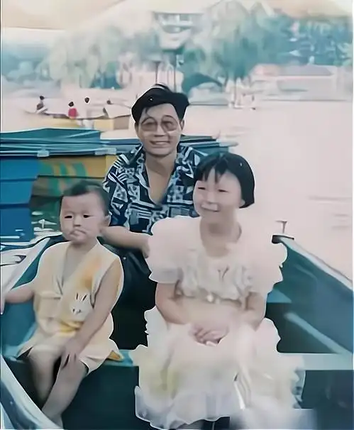 郭威vs姚策童年生活,差距一目了然,邻居:从小就可以看出倪端!