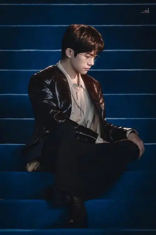 易烊千玺vogue盛会造型9615 金丝眼镜77皮衣……|易烊千玺