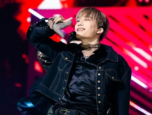 同时现场照还向我们揭露了区别于克里斯马舞台的exo的日常,对钟大t恤