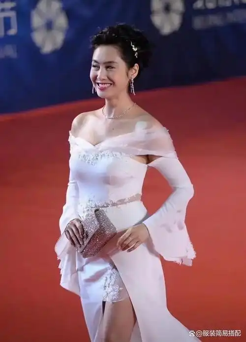 "朱茵大胆穿搭曝光!牛奶裙展现玲珑曲线,网友惊呼不敢直视!