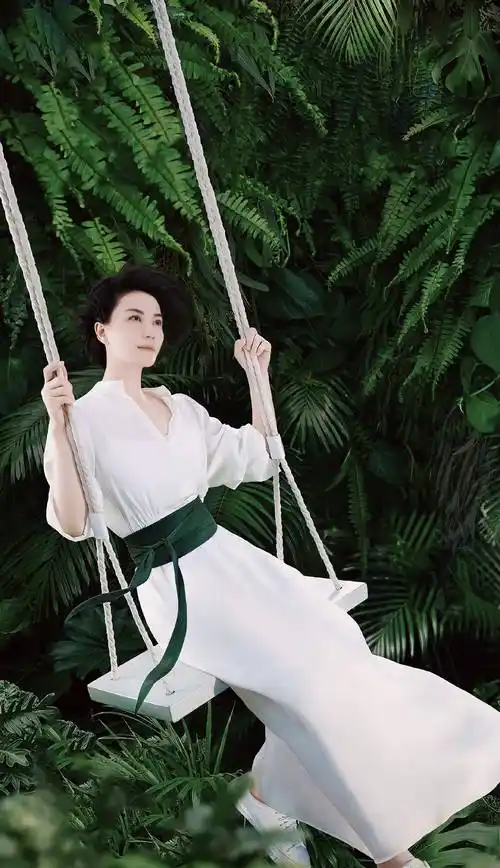 王菲再与男友人合照,肌肤发亮状态不错,女儿李嫣也同框_造型_照片