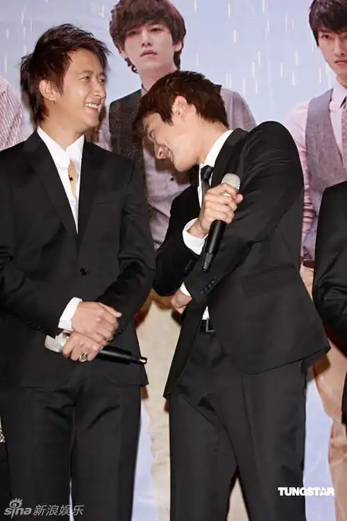 崔始源躲在韩庚身后偷笑