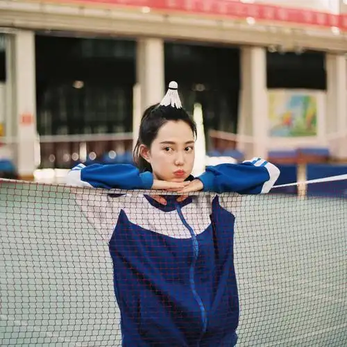 一个眉眼间带着英气的小姐姐,这么酷的校服照头一次见