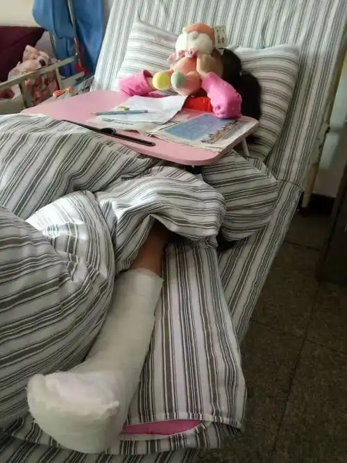 痛心小女孩将截趾三明刷屏的车祸追踪小车违停在公交站也要担责