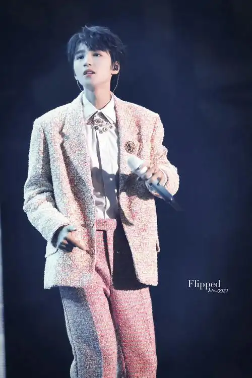 王俊凯超话舞台上闪闪发光的大帅哥@tfboys-王俊凯wjk 三字弟弟