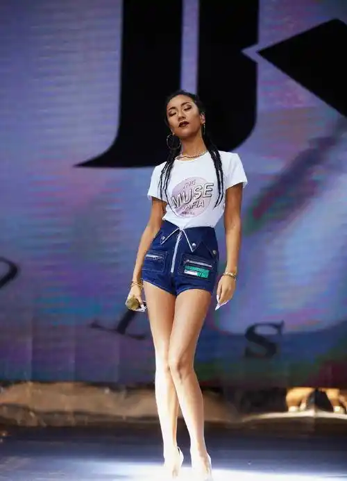 吉克隽逸衬衫解开直接露内搭,配超短裤,一双美腿黑得发亮超吸睛_好