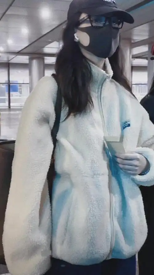 倪妮头戴黑色棒球帽,留着漂亮的披肩长发,同时搭配了黑色的口罩|优雅