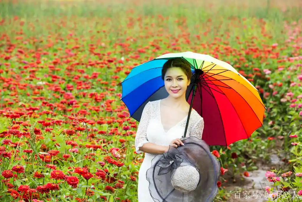 美女摄影:百花丛中最美的笑