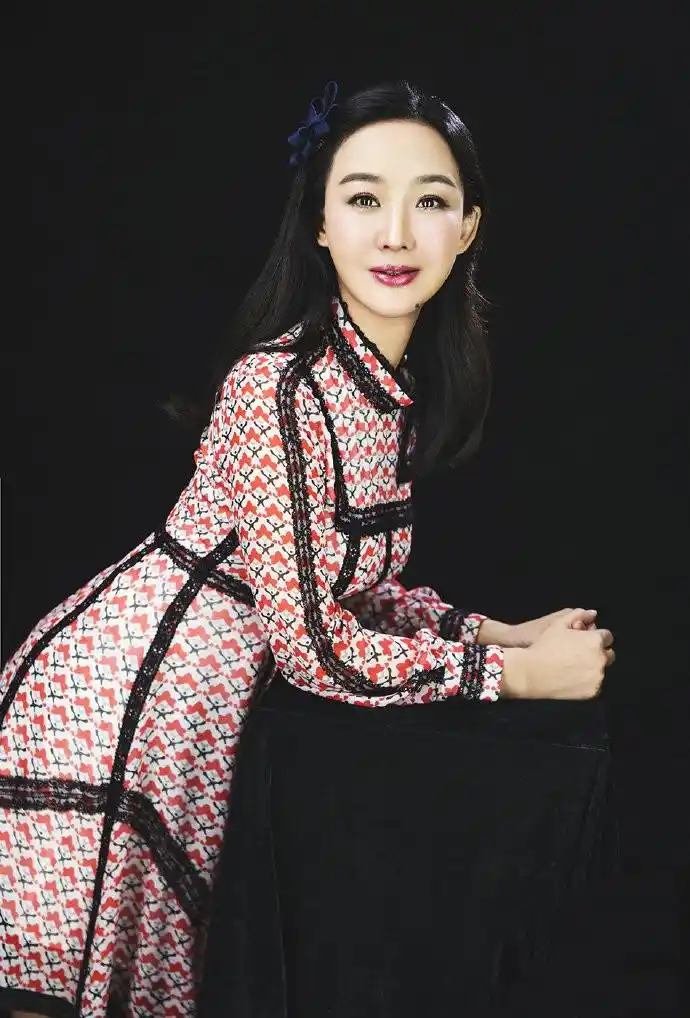 今日封面# #娱乐最前沿#近日,孙楠49岁前妻@买红妹 最新写真曝光,她