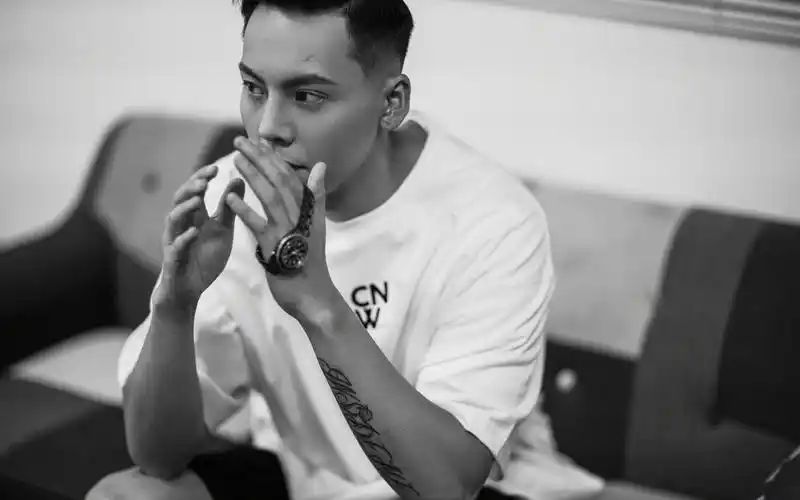 陈伟霆时尚休闲黑白帅气迷人写真,港台明星-回车桌面