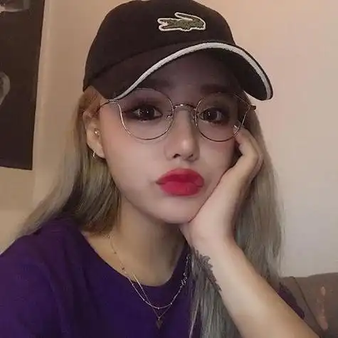 戴眼镜棒球帽红唇美人霸气女生头像图片