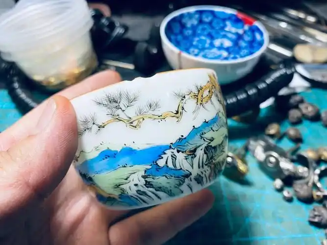 棉绳捆扎紧固,锔钉打磨上钉,缺肉部分下暗钉锡补,再做一个祥云花片遮