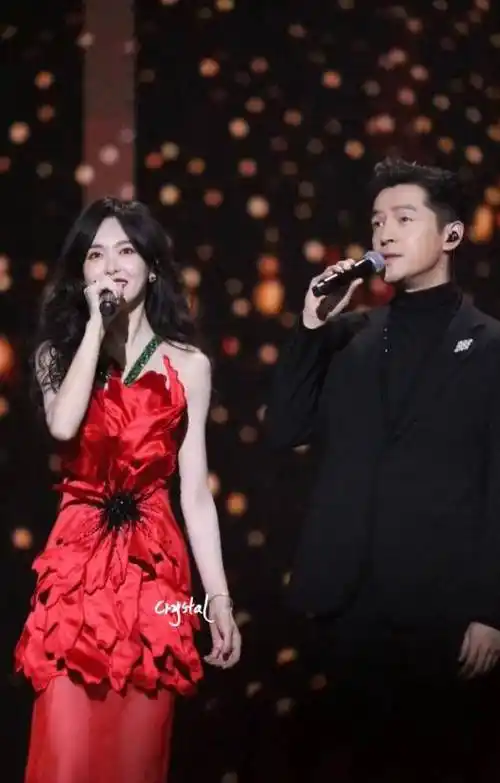 穿中国红跟胡歌跨年合唱嫩得像少女,不怕罗晋吃醋_西装_效果_黑色