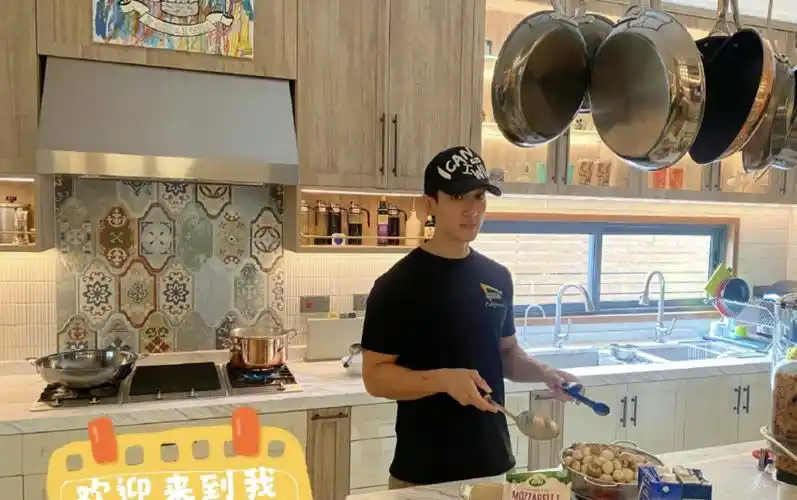 吴尊晒自拍秀肌肉意外曝光新豪宅内景健身房星空影院设备超全