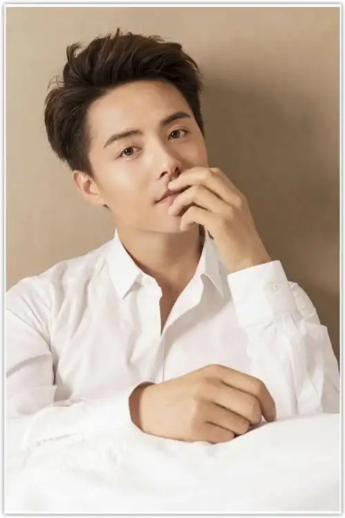 马天宇各种白色衬衫照,不止好看而且还很暖!