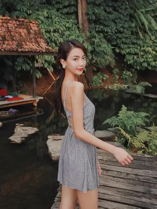 侧面照,曲线不是很明显