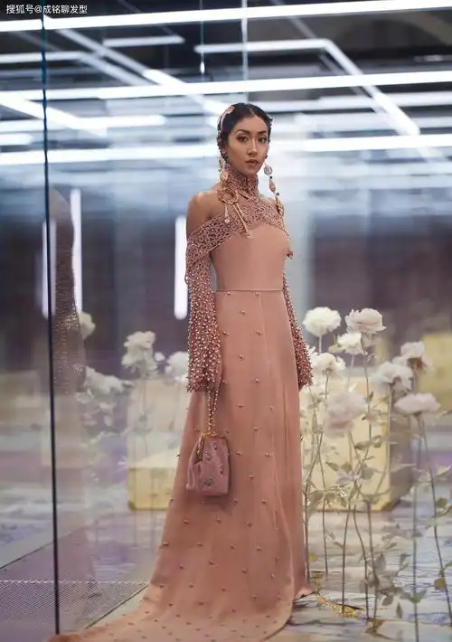 吉克隽逸时装周惊艳众人身穿华丽礼服魅力四射气场堪比超模